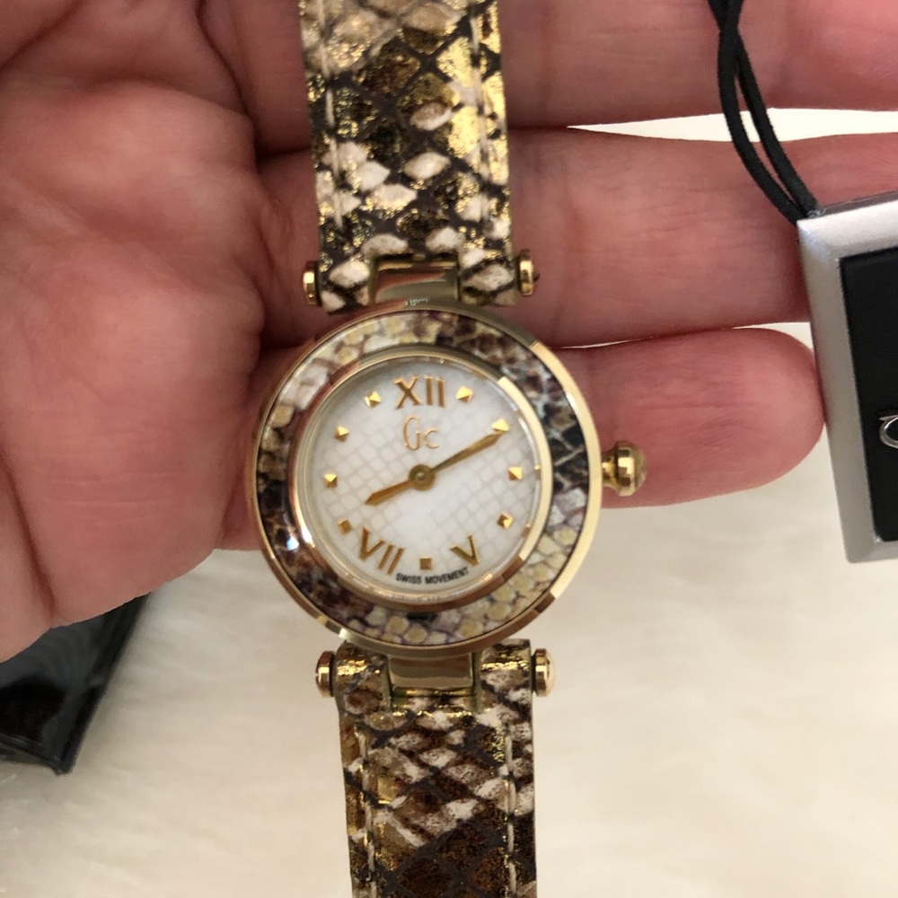 GUESS WOMEN WATCH - NEW - RARE - Picture 5 of 8